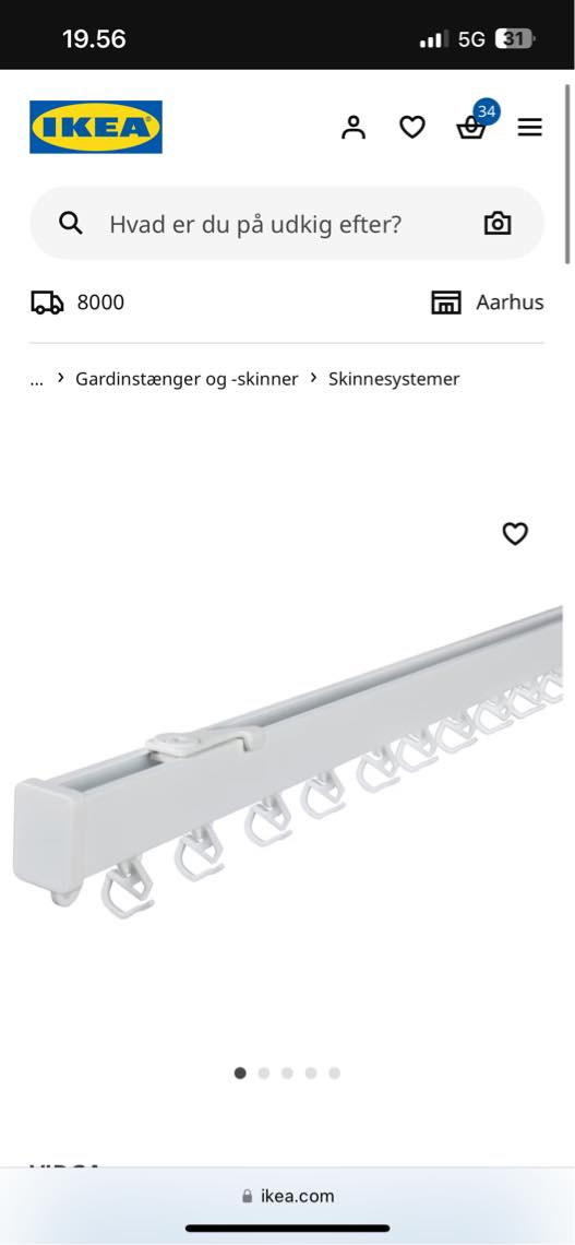 Ophængning af gardinstænger samt en gardinsskinne. Gardinskinne skal skæres til. Alt fra IKEA. Rawplugs og skruer mangler - kan selvfølgelig købes eller betales.