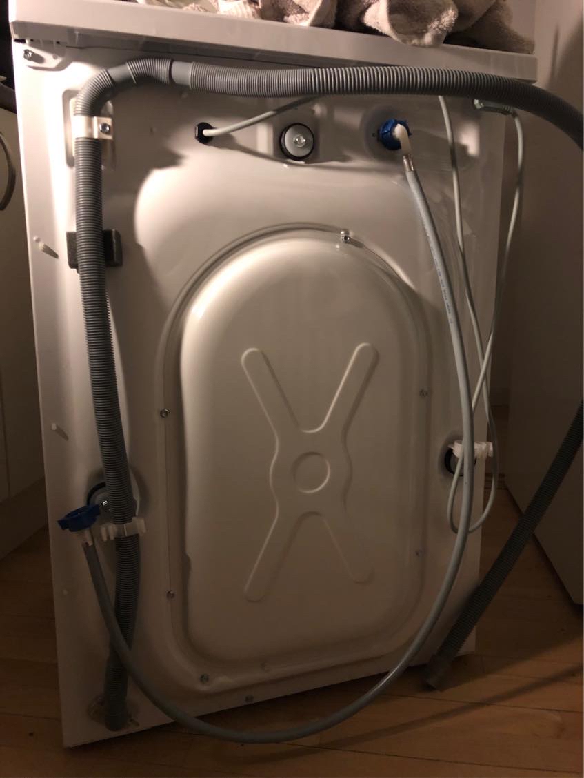 Sat en ny electrolux vaskemaskine til OG sættes oven på en drypbakke. Man skal vide hvordan vandet slukkes🙏🏼