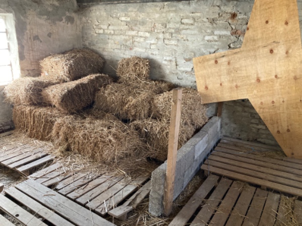 Hjælp til at tømme og køre ting fra en lade væk