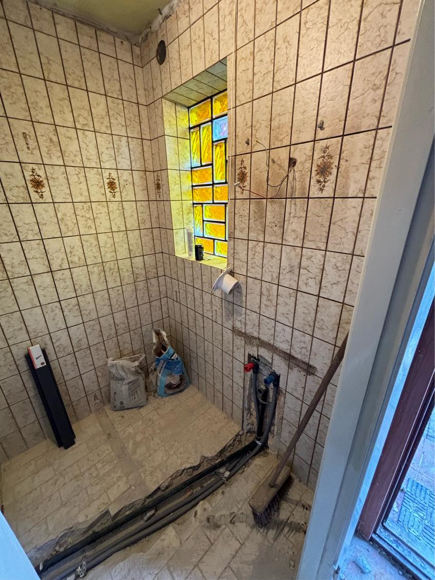 Opsætning af fliser på badeværelse