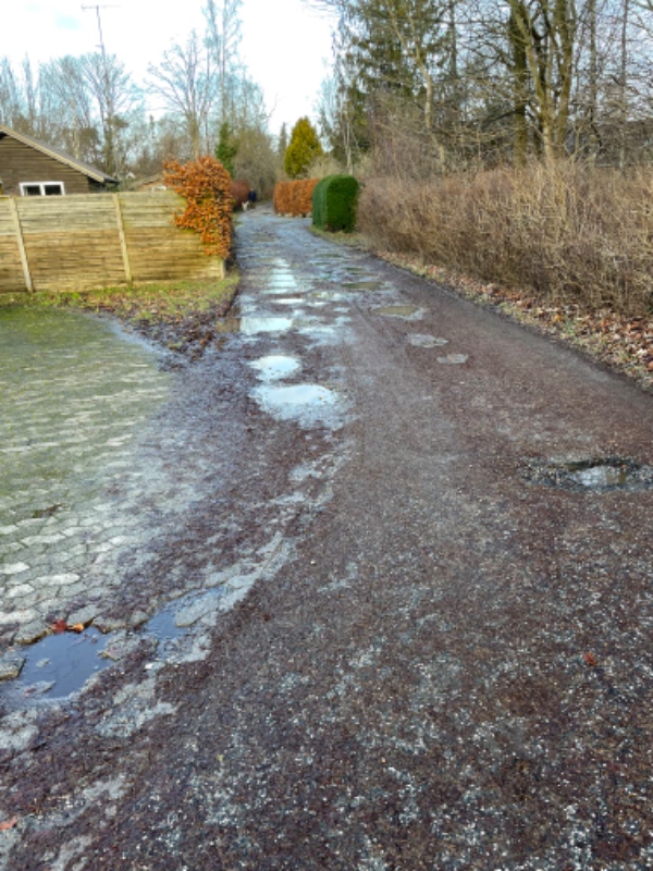 Huller på grusvej skal dækkes