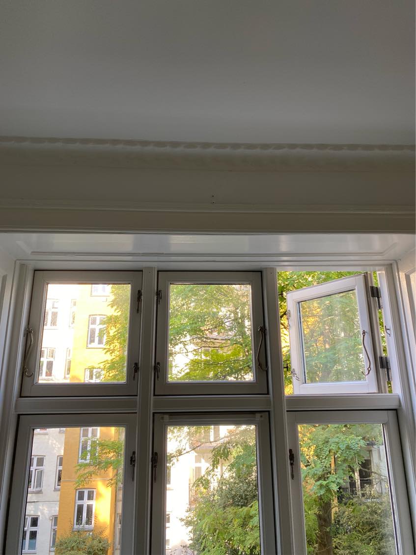 opsætning af bambusgardin og loftlampe