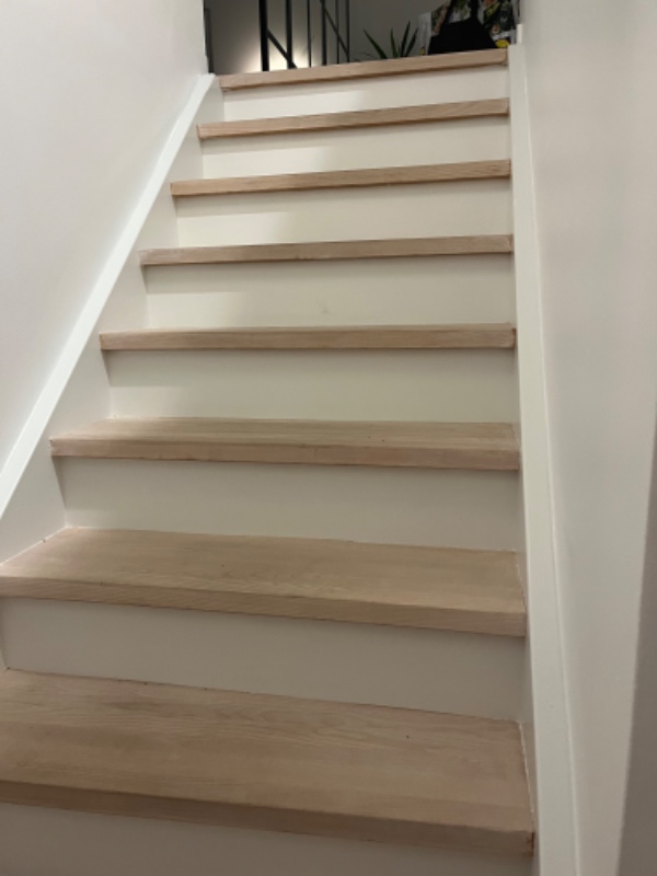 Flytte en tung sovesofa fra 2. sal til 1. sal.  Samt flytning af to andre ting