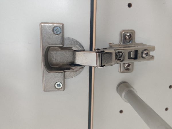 Justering af skabslåge