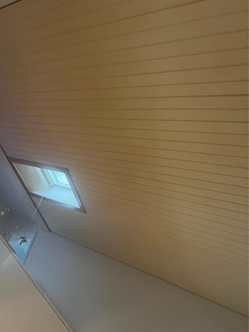 Maling af nikotin gult træloft