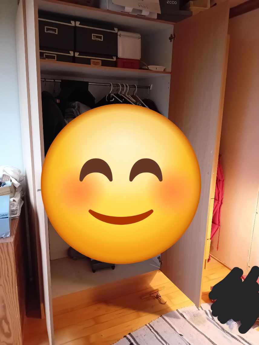 Adskillelse af klædeskab.