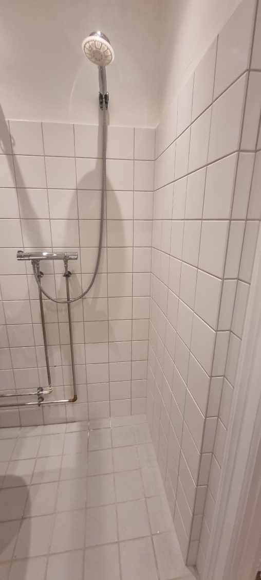 Aftagning af toilet og håndvask, forlænge rør til brus.