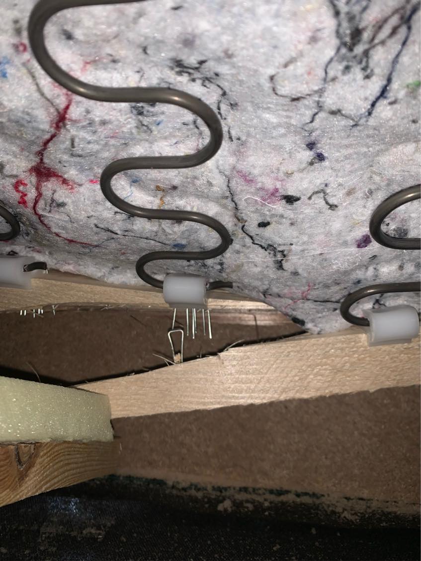Reparation af træplade under sofa