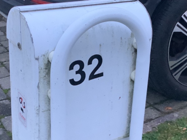 Udskiftet postkasse på eksisterende stativ