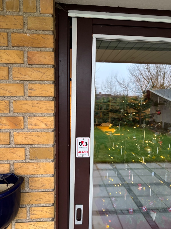 Skydedør sidder fast og kan ikke lukke. Muligvis er den hoppet ud af skinne