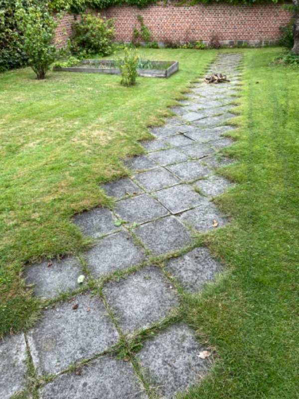 Optagning af gamle cementfliser i havegang. 40x40 cm. I alt 92 stk. skal også bortskaffes.