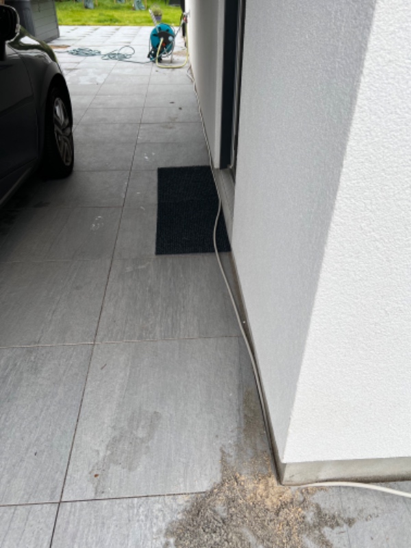 Brolægger - ligge ledning under fliser