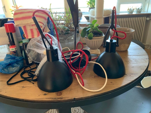 hængt 3 loftlamper op, sætte udtræksemhætte op og til, ny bordplade, skåret hul til vask/armatur.