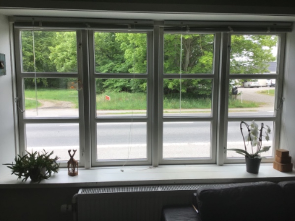 Indendørs vinduespudsning