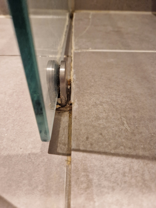 Fugning af toilet med silikone/montagelim