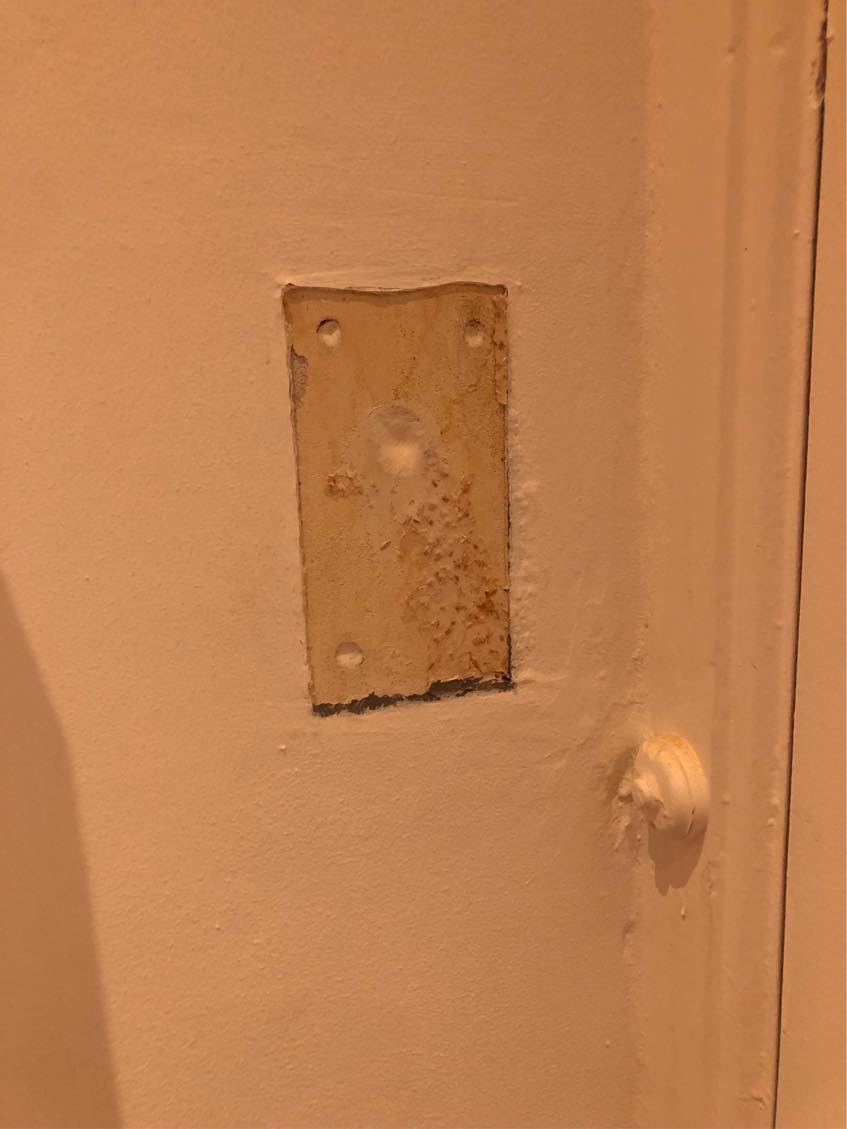 Hjælp til at få spartlet/lukket store huller i væg. En stribe tapet efter fjernelse af væg.