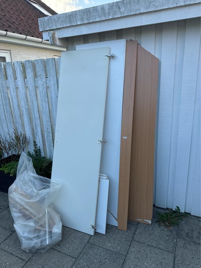 Hente affald (et skab)