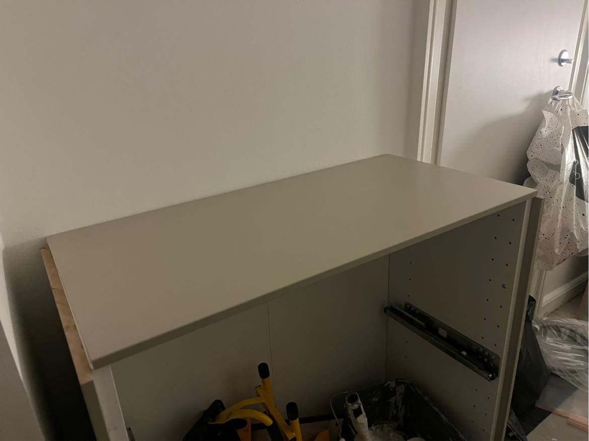 Skete kabinet fast i køkken og hænge to hylder op