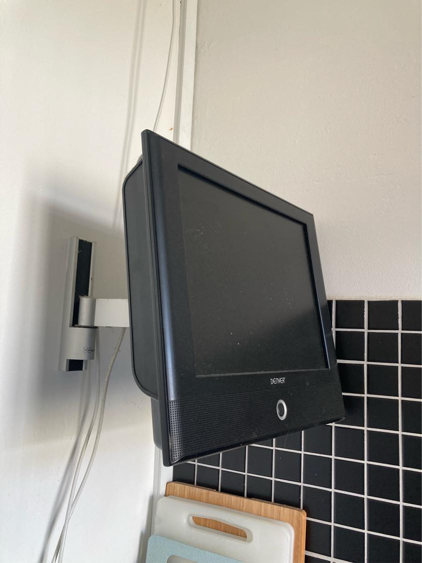 Skiftet toiletbræt og afmonteret et lille fjernsyn