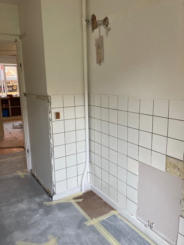 Fjernelse af 2,73m2 fliser med fliseklæb der indeholder asbest