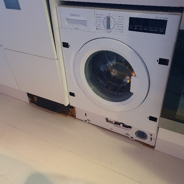 Påsætning af indbygningslåge på vaskemaskine