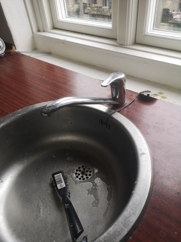 To serieforbundne lamper skal fixes, tre armaturer skal opsættes, et toilet skal udskiftes