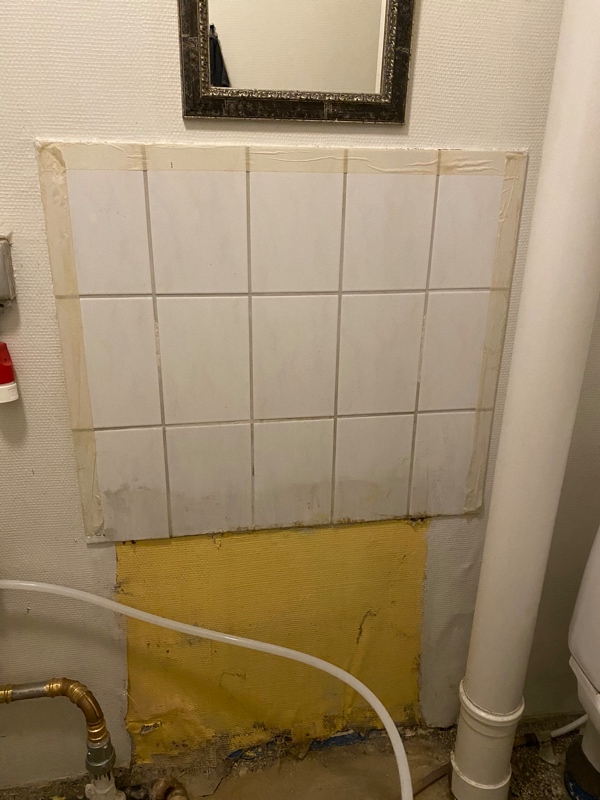 Revet nogle fliser ned og fjernet et badekar