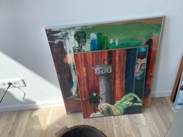 Ophæng tv- billederne  spejl. Vægge er Beton Gibs og trævægge