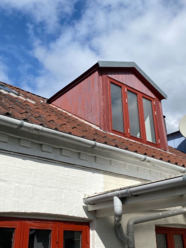 Maling af vinduer og træfacade
