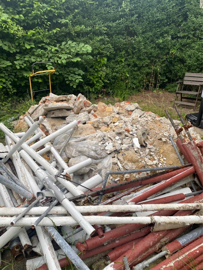 Bortkørsel af opbanket betongulv samt vandrør