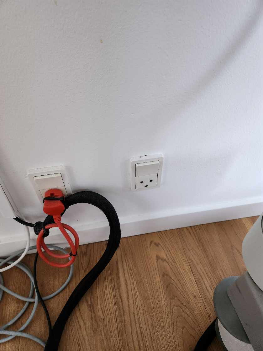 Få ordnet stik kontakt. Ekstra stikkontakt med grundstik (3 pinde) og skift af 10A sikring til 16 A sikring