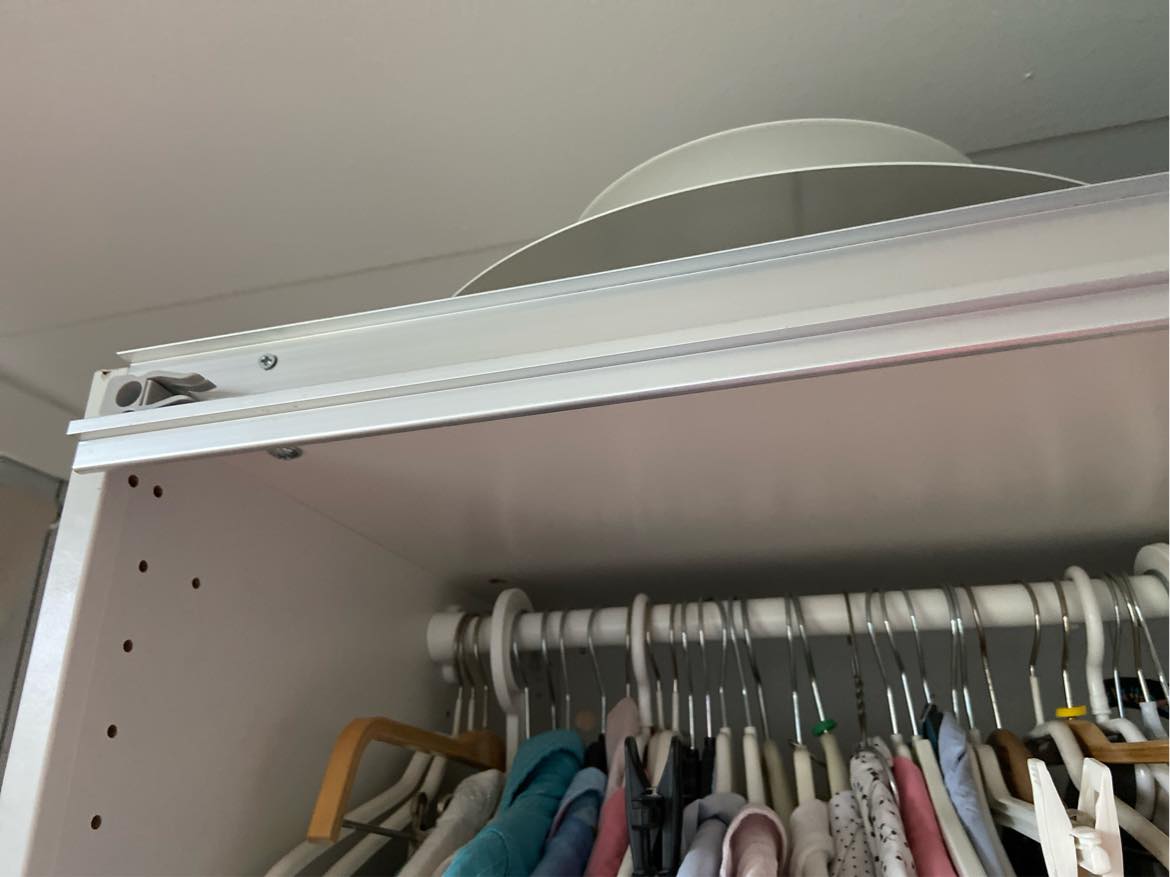 Montering af to skydelåger på Ikeaskab