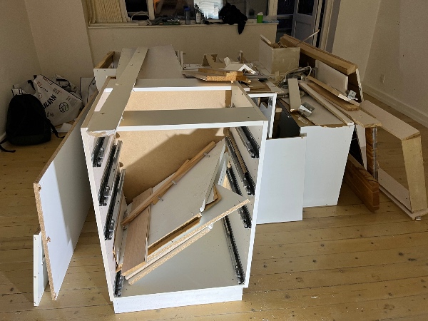 Bære afmonteret køkken ned fra 4. sal og på genbrugsplads