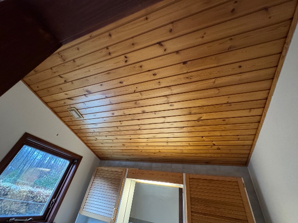 Opsætning af huntonit loft ovenpå på eksisterende loft.