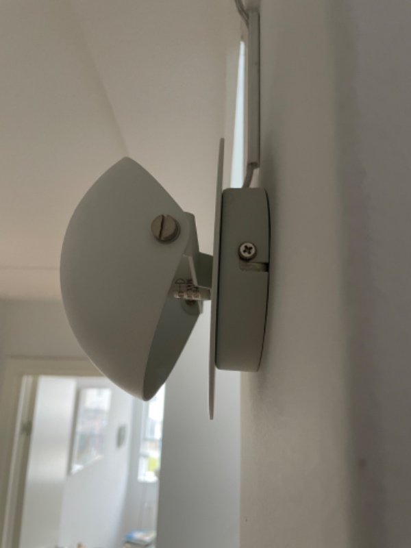 Nedtagning af 3 loftslamper og 2 væglamper i trappeopgang til 1. sal.