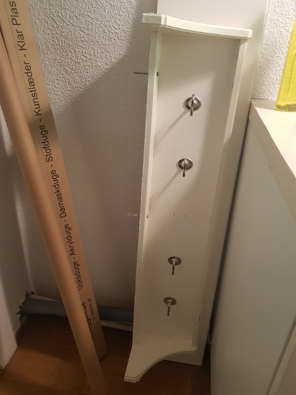 Reol skal hænges op på væggen