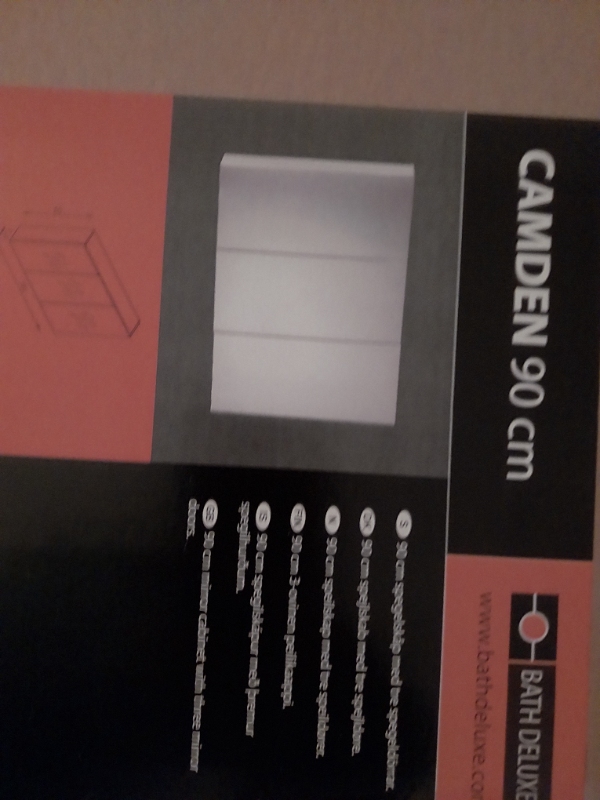 Samlet og opsat møbel med håndvask og samlet spegl.