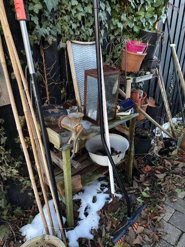 kørt haveaffald, krukker mv væk