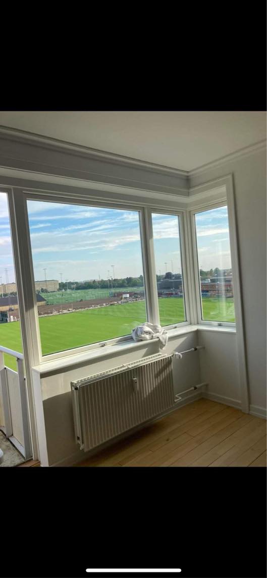 Ophængning af gardiner og persienner