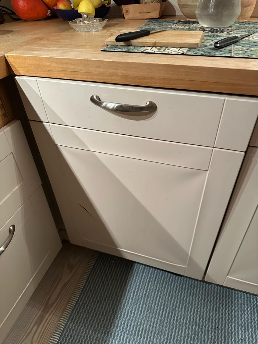 Reparation af låge, som er påmonteret en Siemens integrerbar opvaskemaskine