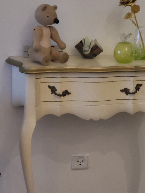 Halver er ældre skrivebord i dybden.