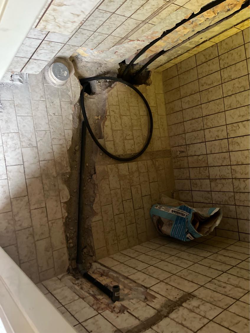 Opsætning af fliser på badeværelse