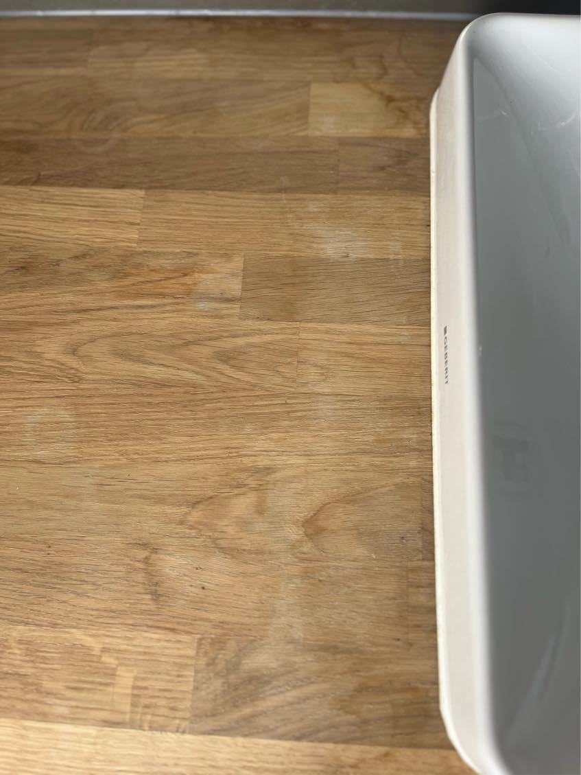 Slibe træbord og give det olie