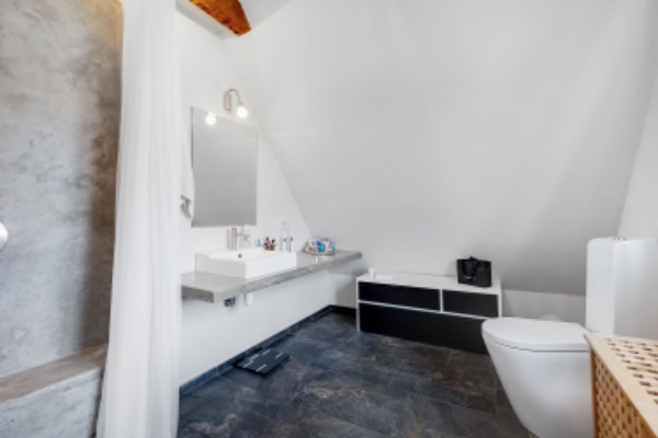 Rengøring af gulv, toiletter og køkken ved indflytning i murermestervilla