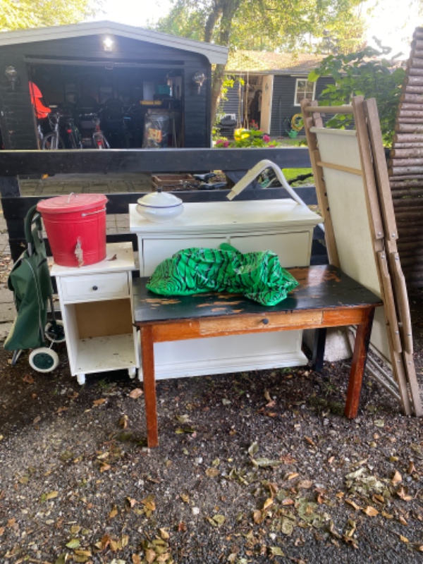 Afhentet storskrald .gamle kommoder, senge mm