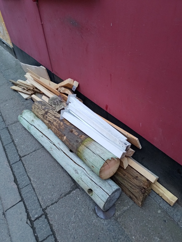 Fjernelse af diverse træaffald som storskrald ikke ville tage med.