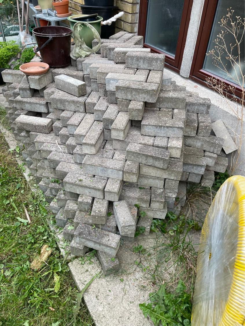 Køre betonsten på genbrugspladsen