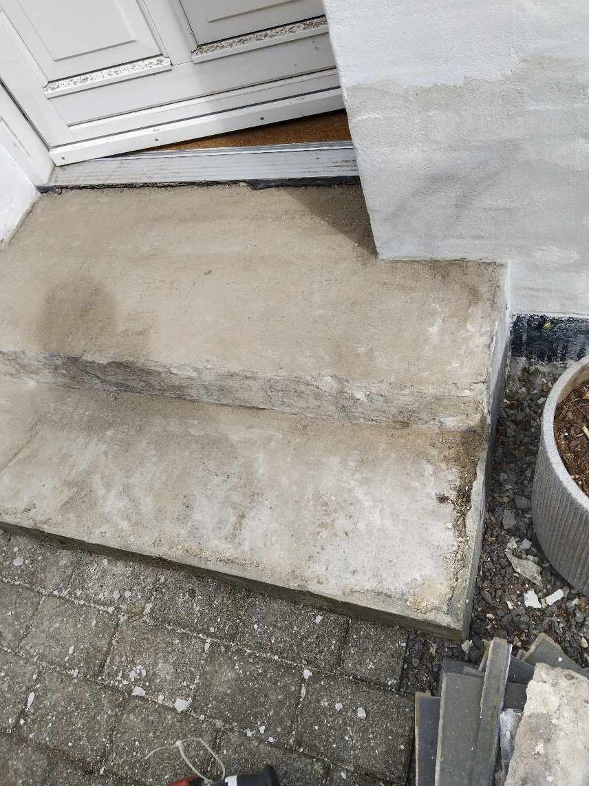 Renovering & nye fliser på trappetrin til hoveddør