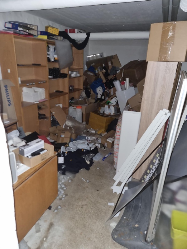 Tømning af butik for inventar og affald