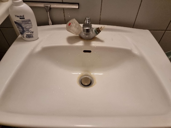 Afmontering af gammel håndvask armatur samt påsætning af ny